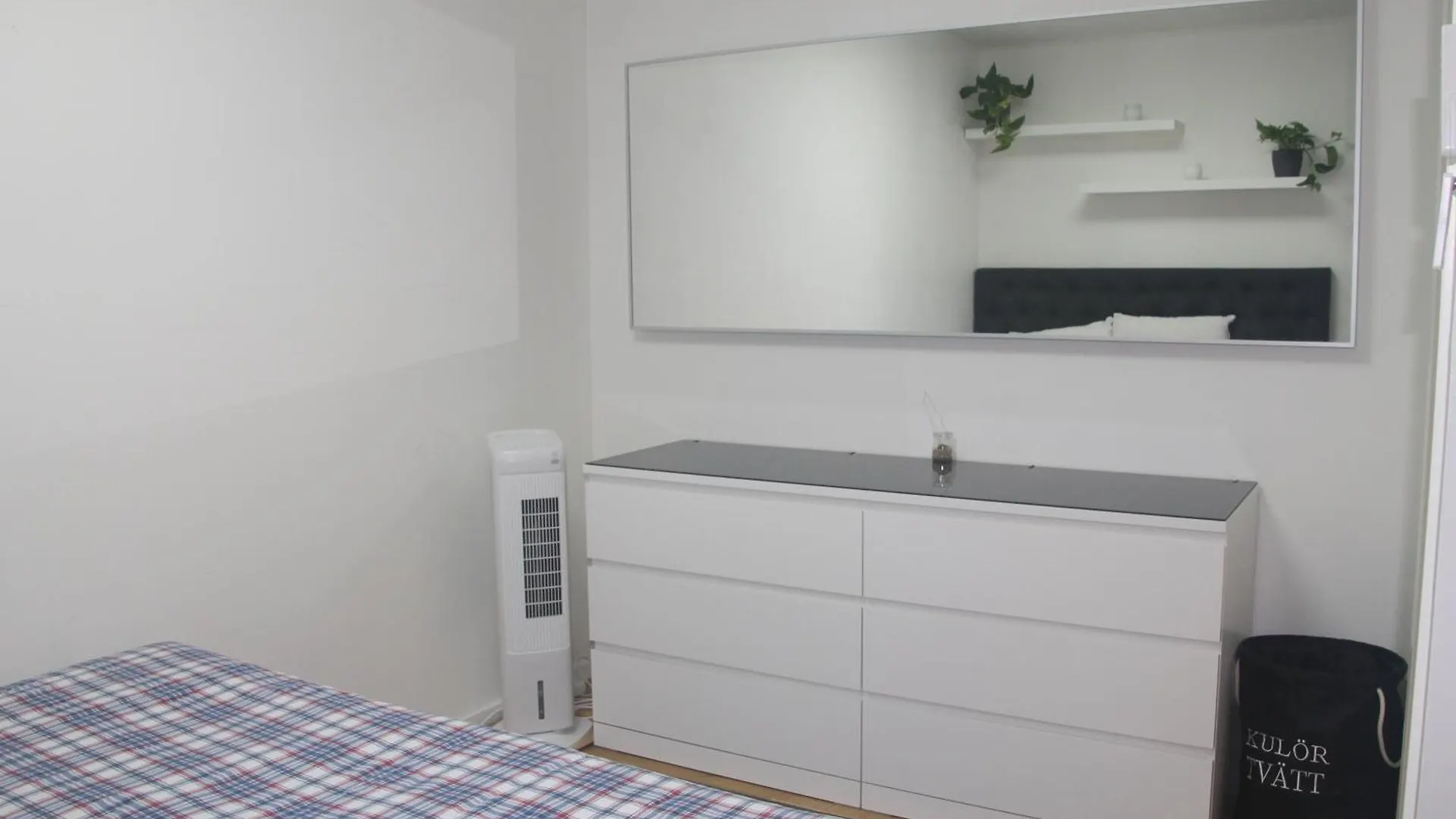 Fully Furnished Room For Rent In Märsta 0*,